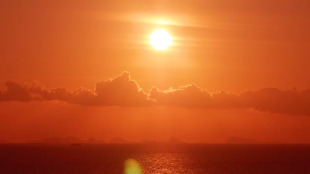 아름 다운 일몰 시간 경과입니다. 태양 근접 촬영 — 비디오