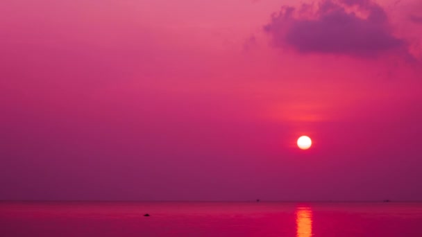 Hermosa puesta de sol púrpura sobre el tiempo del mar lapso — Vídeos de Stock