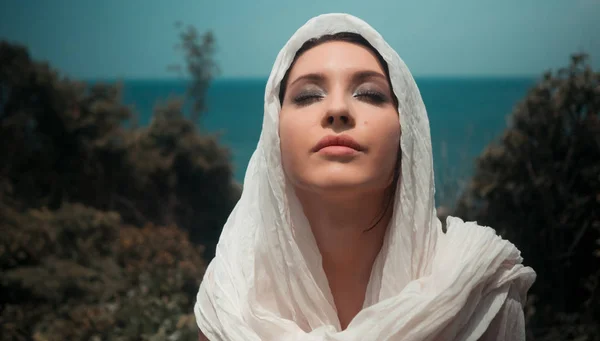 Όμορφη σέξι κοπέλα με φωτεινό μακιγιάζ σε μια κρεμώδη μαντίλα — Φωτογραφία Αρχείου