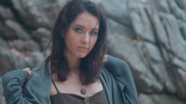 Gizemli güzel bir kadın ile onun kaputun üzerine koyar makyaj