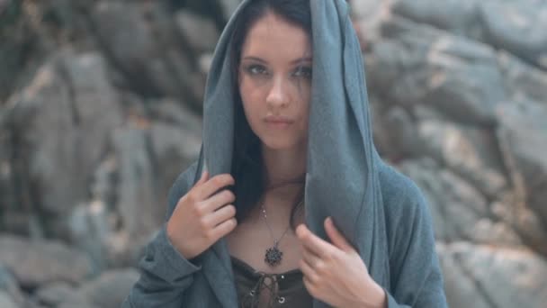 神秘美丽的女人与弥补她的敞篷 — 图库视频影像