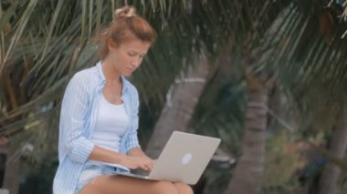 Sahilde kadın serbest meslek işleri