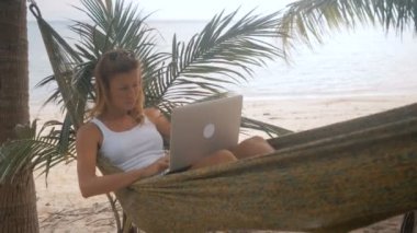 Hamakta sahilde kadın serbest meslek işleri