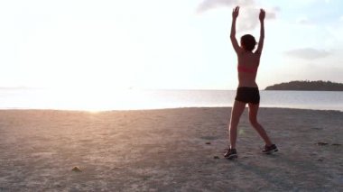 Sahilde sunset bulvarında koşu genç bir kadın. hava uçak atış, ağır çekim