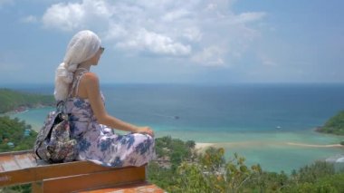 Genç turist kadın güzel deniz koyu manzara bakış oturuyor