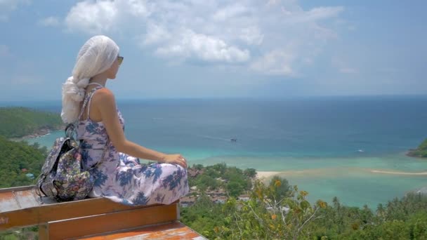 3 の 1。美しい海湾風景の視点で若い女性が座っています。 — ストック動画