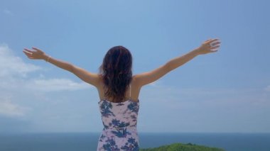 Genç turist kadın onun güzel deniz koyu manzara bakış Kaldır ellerini