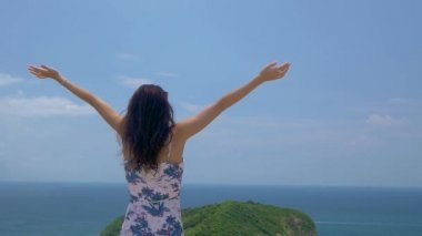 Genç turist kadın onun güzel deniz koyu manzara bakış Kaldır ellerini