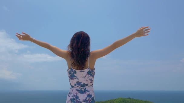 Молодая туристка подняла руки над красивым пейзажем морской бухты — стоковое видео