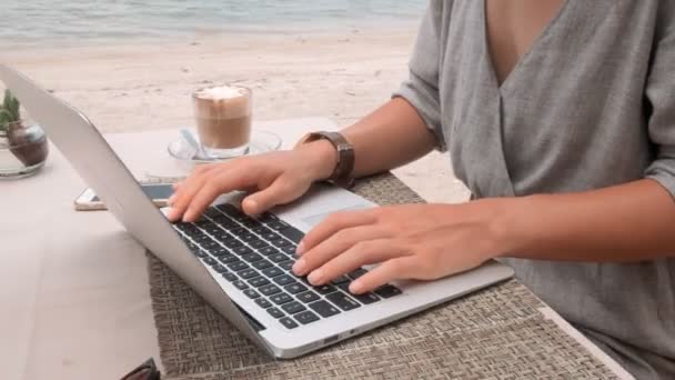 Vrouwelijke handen werkt op laptop in outdoor cafe, draaiende camera stabilisator schot — Stockvideo