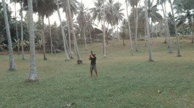 Adam ormanda, uçağın shot sanal gerçeklik oyunu oynamayı silah ile