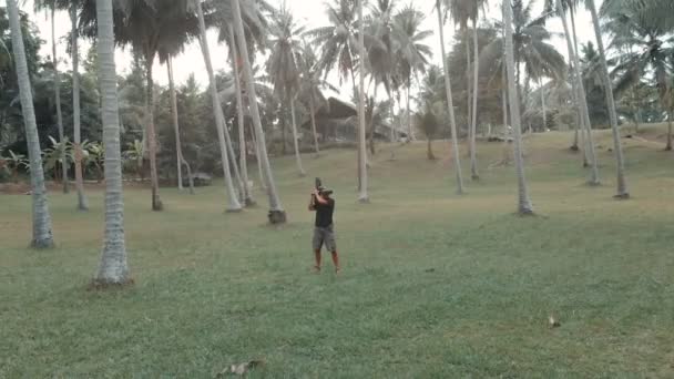 Homme avec arme jouant au jeu de réalité virtuelle dans la jungle, tir de drone — Video