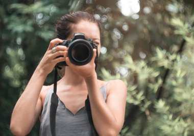 Dslr fotoğraf makinesi, yumuşak odak, doğal bokeh ile profesyonel bir fotoğrafçı kadındır
