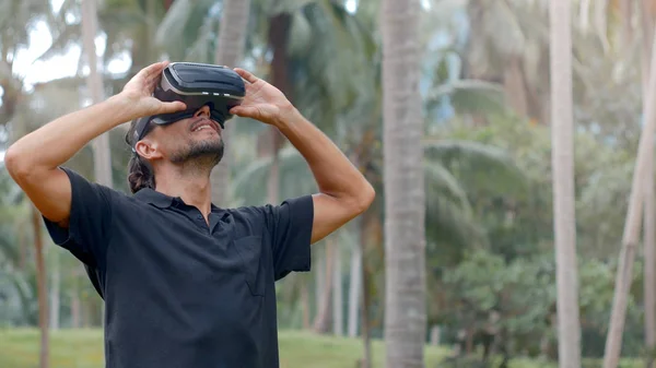 Man using virtual reality headset in the jungle — Stock Photo, Image