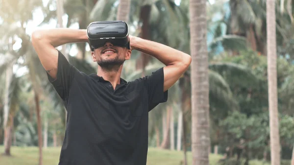 Man using virtual reality headset in the jungle — Stock Photo, Image