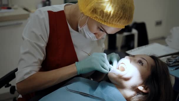 Zubař pracující s pacientem — Stock video