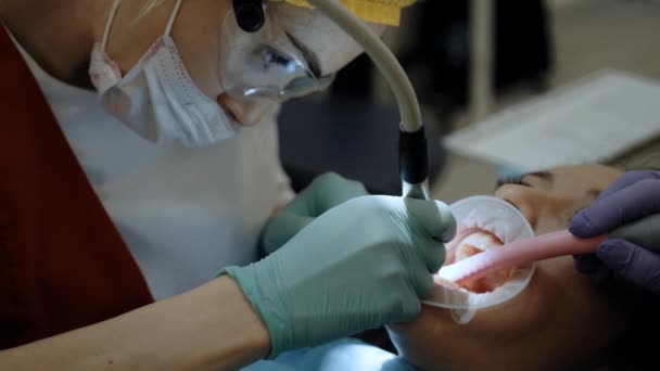 Ein Zahnarzt bei der Arbeit mit Patienten — Stockvideo