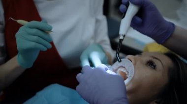 Hastanın yanında çalışan bir dişçi.