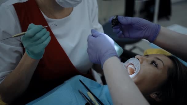 Um dentista no trabalho com o paciente — Vídeo de Stock