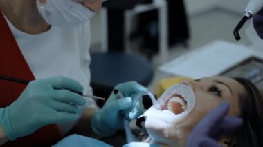 Hastanın yanında çalışan bir dişçi.