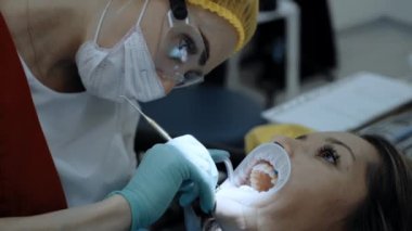 Hastanın yanında çalışan bir dişçi.