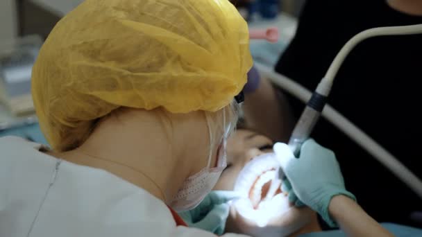 Um dentista no trabalho com o paciente — Vídeo de Stock