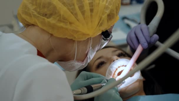 Ein Zahnarzt bei der Arbeit mit Patienten — Stockvideo