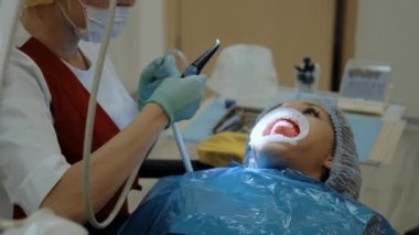 Hastanın yanında çalışan bir dişçi.