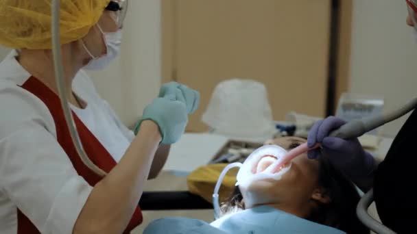 Tandläkare på jobbet med patienten — Stockvideo