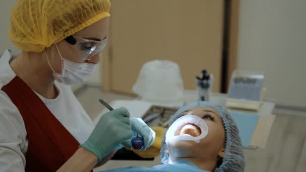 Um dentista no trabalho com o paciente — Vídeo de Stock