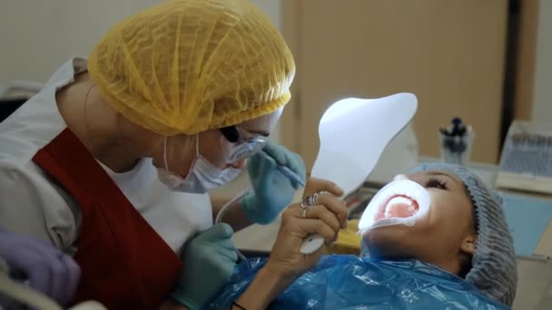 Un dentista al lavoro con il paziente — Video Stock