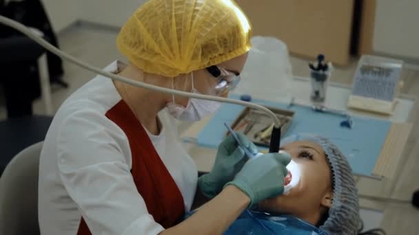 Un dentista en el trabajo con el paciente — Vídeos de Stock