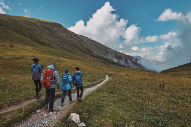 Bzerpinskiy Karniz, dağ yolunda yürüyen bir grup yürüyüşçü.