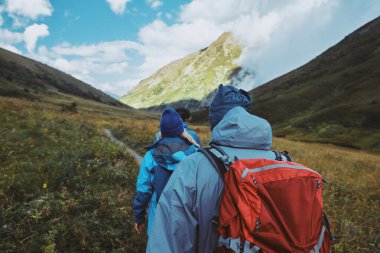 Dağda yürüyen bir grup yürüyüşçü, Bzerpinskiy Karniz.