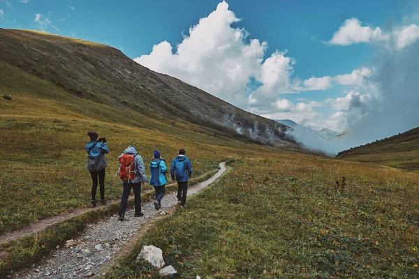 Bzerpinskiy Karniz, en grupp vandrare som vandrar längs en bergsstig — Stockfoto