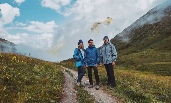 3 turisté stojící na horské stezce, Bzerpinskij Karniz — Stock fotografie