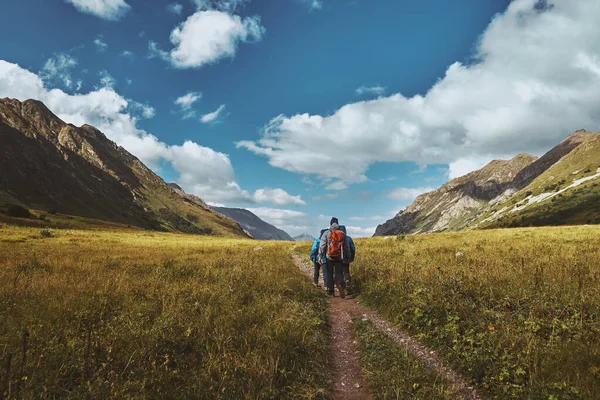 Skupina turistů kráčejících po horské stezce, Bzerpinskij Karniz — Stock fotografie