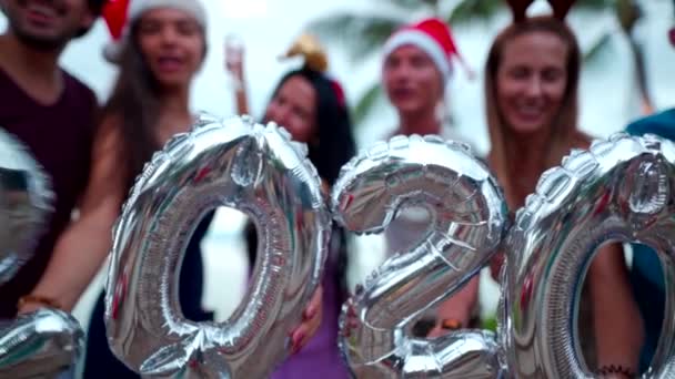 Gruppe fröhlicher Menschen gemischter Rassenfreunde feiert Weihnachten und Neujahr — Stockvideo