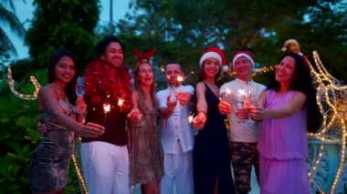 Bengal ışıkları ile Noel ve yeni yıl arifesi parti kutlama arkadaş
