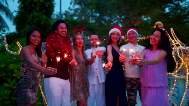 Friends celebrating Christmas or New Year eve party with Bengal lights — Stock Video