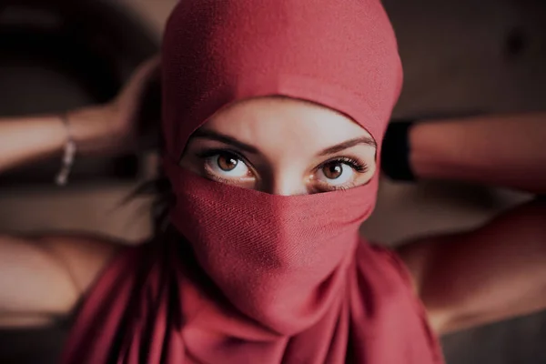 Красивая арабская женщина в красном хиджабе с ярким макияжем — стоковое фото