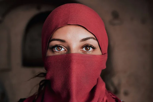 Beautiful arabic woman in red hijab with bright makeup — Stock Photo, Image