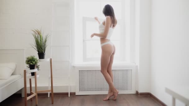 Hermosa mujer sexy en lencería blanca — Vídeo de stock