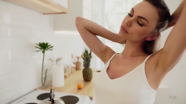 Cantik seksi wanita dalam lingerie putih — Stok Video