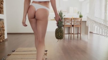 Seksi kadın bacaklarının arka görünüşü. çekim takip et