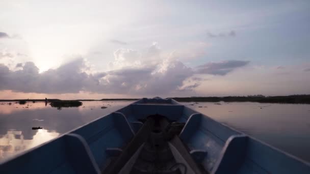 Navegación en barco por el pantano al atardecer — Vídeos de Stock