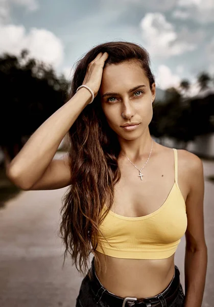 Retrato de moda al aire libre de mujer joven con top amarillo —  Fotos de Stock