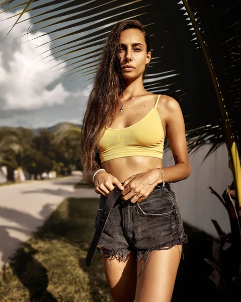 Outdoor fashion portrait of young woman wearing yellow top — ストック写真