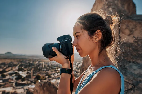 Mujer es una fotógrafa profesional con cámara dslr — Foto de Stock