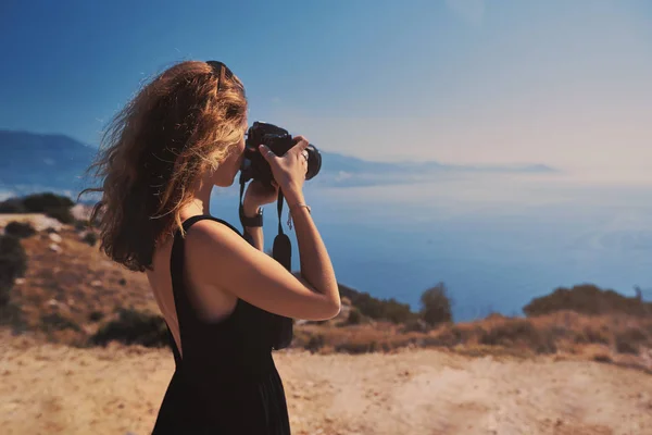 Frau ist professionelle Fotografin mit DSLR-Kamera — Stockfoto